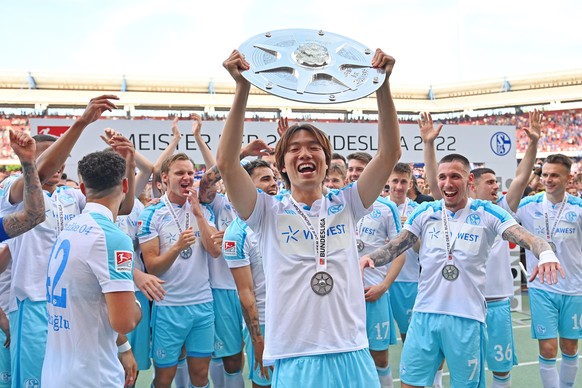 NO SALES IN JAPAN! Ko Itakura (FC Schalke 04) mit Schale,Meisterschale,Cup,Trophaee, Teamfoto,Team,Mannschaft,Mannschaftsfoto, Jubel,Freude,Begeisterung, Siegerehrung. Fussball 2. Bundesliga Saison 20 ...