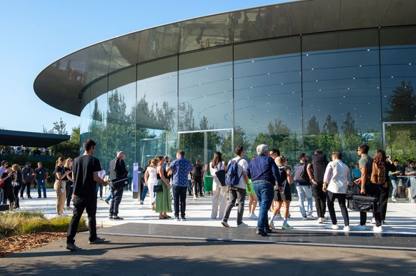 07.09.2022, USA, Cupertino: G�ste versammeln sich vor dem Neuheiten-Event von Apple am Eingang des Steve Jobs Theater auf dem Gel�nde der Konzernzentrale Apple Park. Apple wird am Mittwoch voraussicht ...