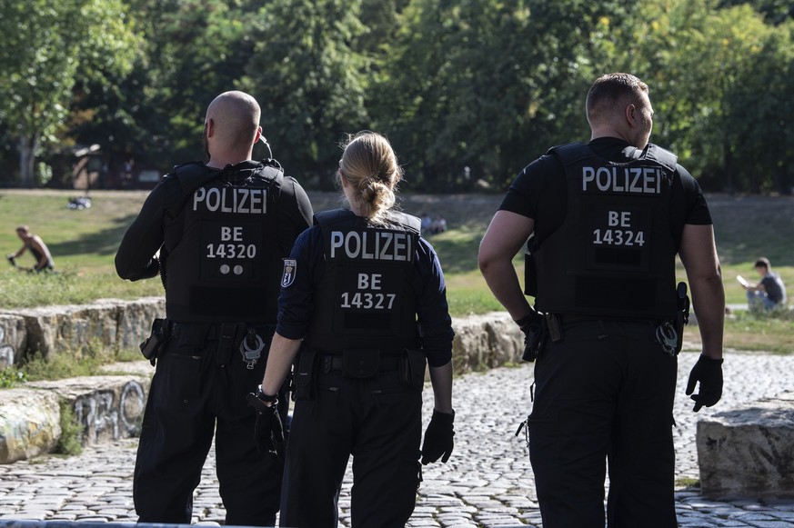 ARCHIV - 06.09.2019, Berlin: Polizisten sind im Görlitzer Park unterwegs. (zu: &quot;Wegner: Lage im Görlitzer Park inakzeptabel&quot;) Foto: Paul Zinken/dpa +++ dpa-Bildfunk +++