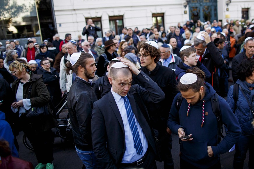 BERLIN, GERMANY - APRIL 25: Participants wearing a kippah during a &quot;wear a kippah&quot; gathering to protest against anti-Semitism in front of the Jewish Community House on April 25, 2018 in Berl ...