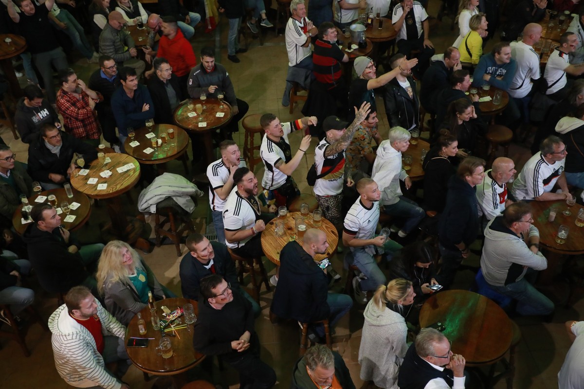 27.11.2022, Spanien, Palma: Fußball, WM 2022 in Katar, Spanien - Deutschland, Vorrunde, Gruppe E, Spieltag 2: Deutsche Fans sehen das Spiel im Bierkönig. Foto: Clara Margais/dpa - ACHTUNG: Nur zur red ...