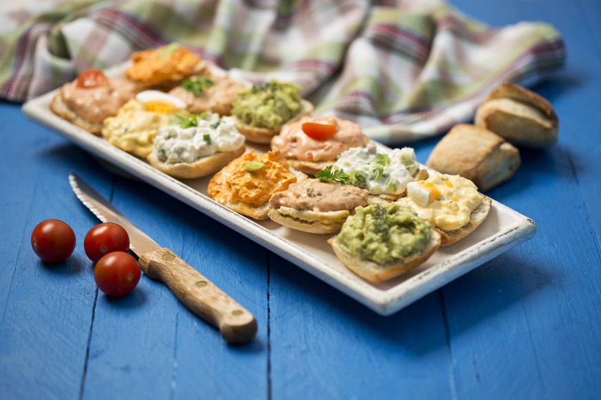 Variety of spreads on tray with tuna, egg, tomato, mozarella, ham, green onions, liptauer and avocado PUBLICATIONxINxGERxSUIxAUTxHUNxONLY MAEF006376

Variety of Spreads ON Tray With Tuna Egg Tomato Mo ...