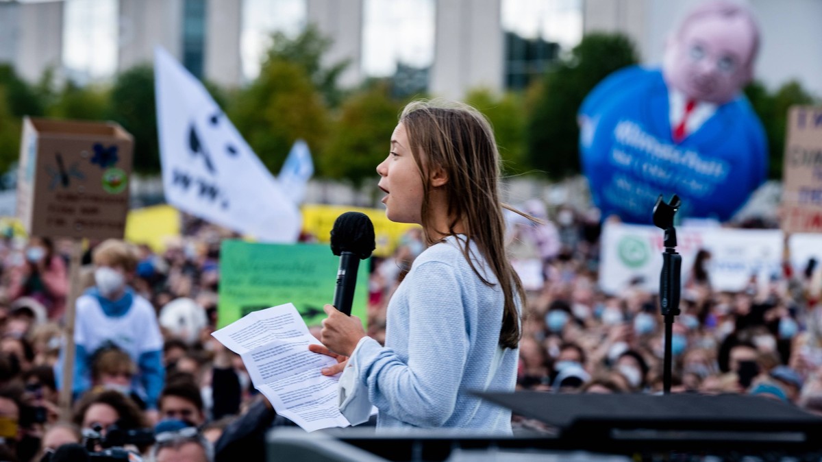 Demonstration gegen die Aufhebung des Mietendeckels Globaler Klimastreik in Berlin. Zum 24.09.2021 rief Fridays for Future zum globalen Klimastreik unter dem Motto Another world is possible - eine bes ...