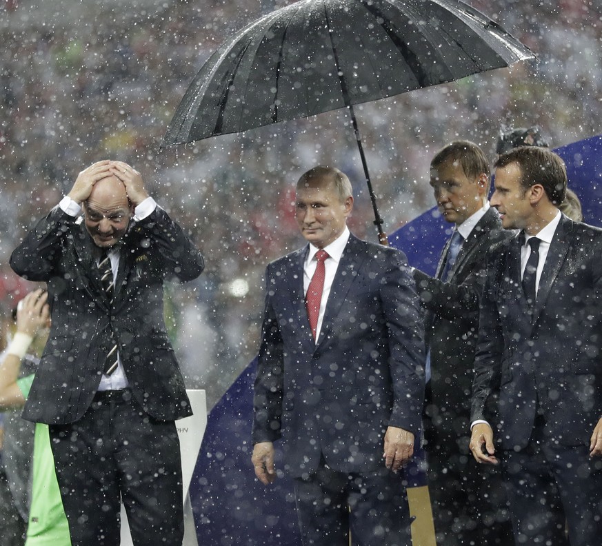 Alle sind nass, nur Schirmherr Putin bleibt trocken: Das ist das Bild der WM