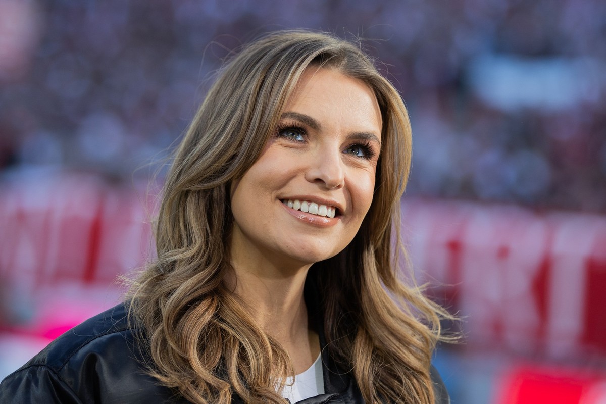 ARCHIV - 03.03.2024, Nordrhein-Westfalen, Köln: Moderatorin Laura Wontorra steht beim Fußballspiel 1. FC Köln gegen Bayer Leverkusen RheinEnergieStadion. Im Fernsehen muss sie nun mit einem Schnurrbar ...