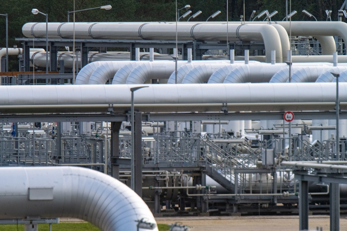 ARCHIV - 28.09.2022, Mecklenburg-Vorpommern, Lubmin: Rohrsysteme und Absperrvorrichtungen in der Gasempfangsstation der ehemaligen Ostseepipeline Nord Stream 2 und der Übernahmestation der Ferngasleit ...
