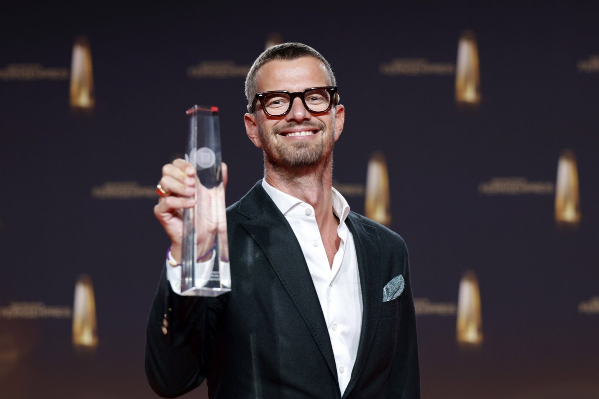 Moderator Joko Winterscheidt zeigt seinen Preis f�r Beste Doku-Serie f�r die Prime Video-Sendung Joko Winterscheidt Presents: The World�s Most Dangerous Show bei der Gala des Deutschen Fernsehpreis 20 ...