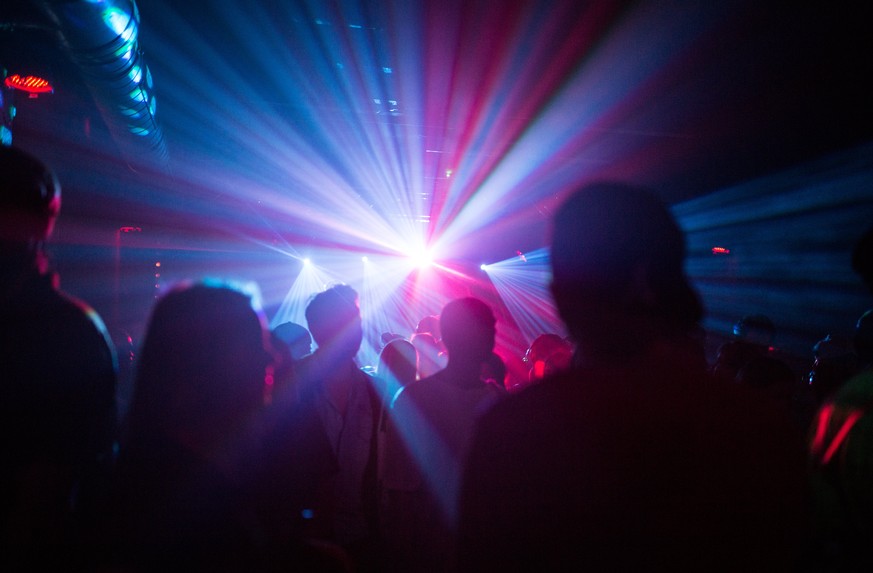 ARCHIV - 27.08.2016, Berlin: Menschen tanzen in einem Club. Wegen steigender Corona-Infektionszahlen m