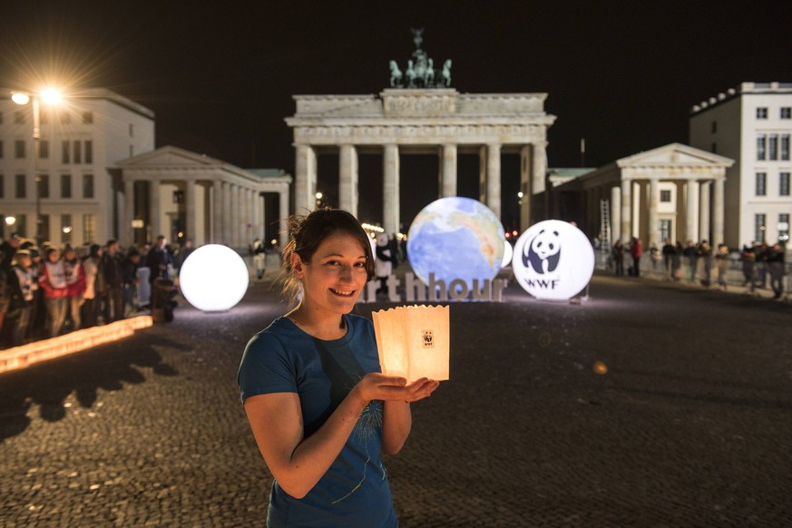Anlaesslich der Klimaschutzaktion Earth Hour haben am Samstag 28.03.15 Millionen von Menschen weltweit fuer eine Stunde das Licht ausgeschaltet, wie hier am Brandenburger Tor in Berlin, wo um 20:30 Uh ...
