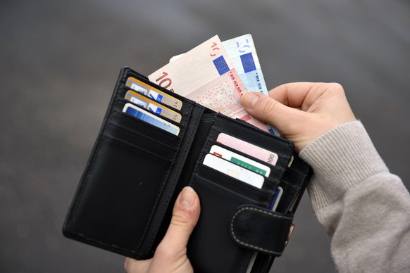 Hand zieht EURO Geldscheine aus Geldbeutel

Hand shoots Euro Cash receipts out Wallet