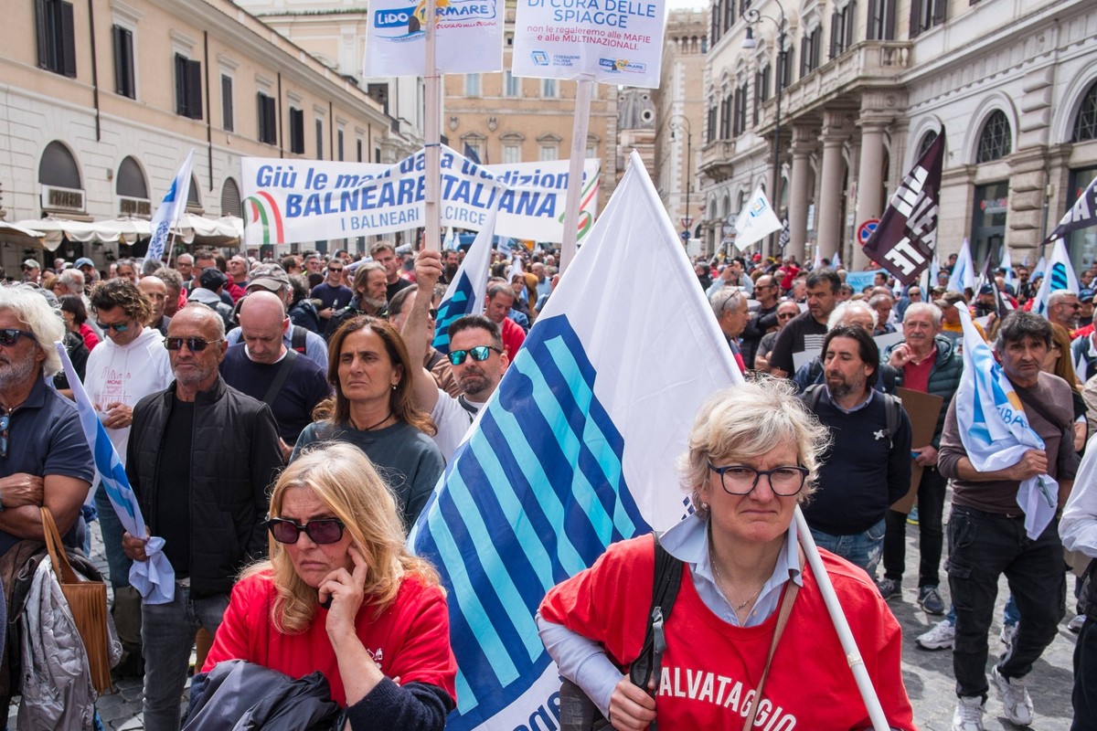11/04/2024 Balneari in the square in Rome for the demonstration called by the acronyms Sib-Confcommercio and Fiba-Confesercenti to urge the executive to approve a law that puts an end to the ongoing c ...