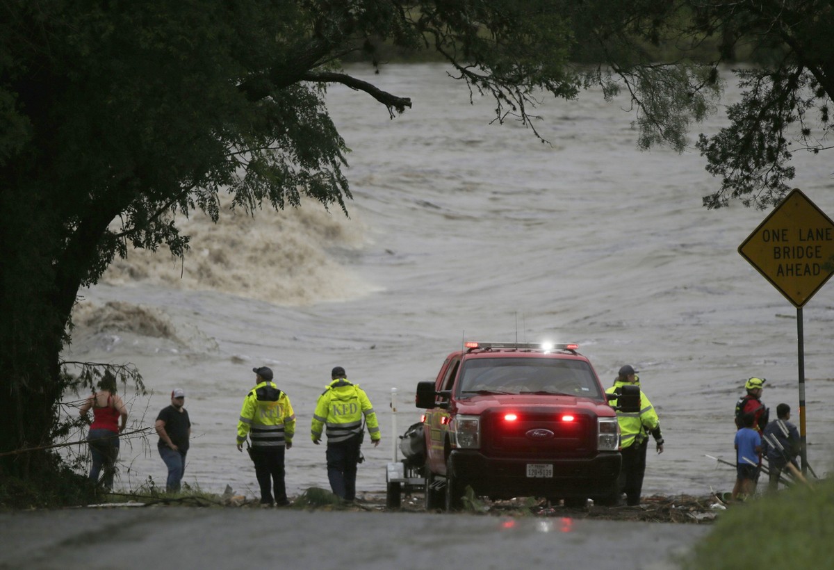 CORRECTS DAY - First responders scan the banks of the Guadalupe River for individuals swept away by flooding in Ingram, Texas, Friday, July 4, 2025. (Michel Fortier/The San Antonio Express-News via AP ...