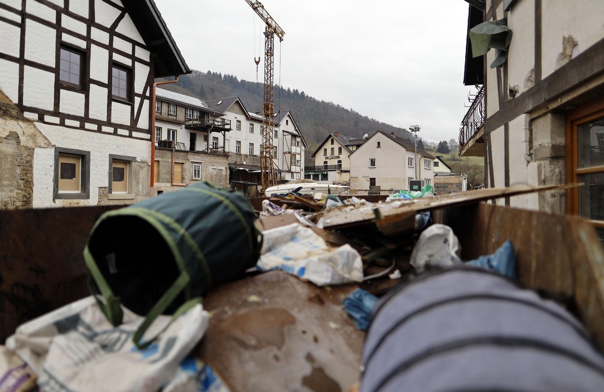 Sechs Monate nach der Jahrhundertflut im Ahrtal ist der Wiederaufbau in der damals schwer getroffenen Ortsgemeinde Schuld weit vorangeschritten. Immer noch sind manche Häuser aber zerstört und es führ ...