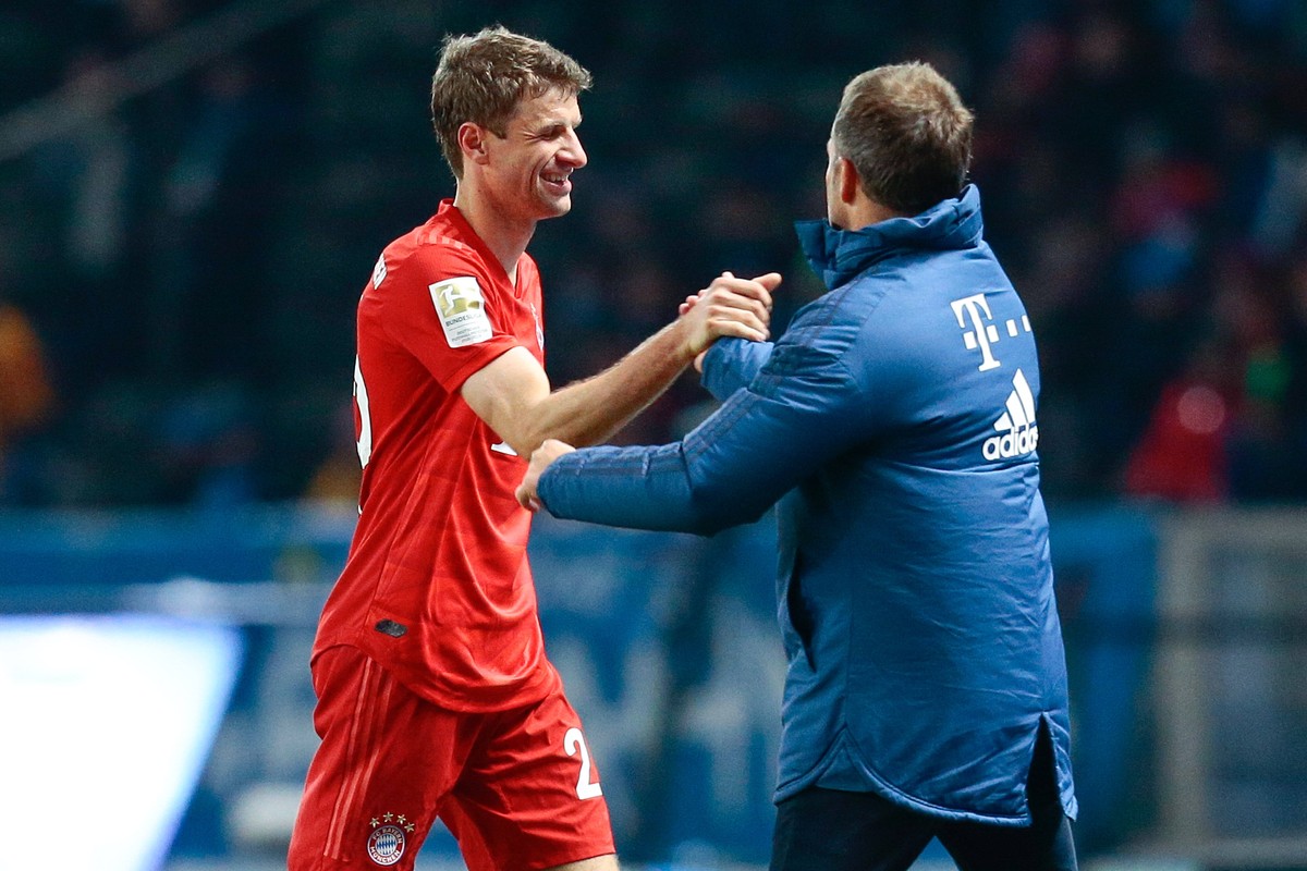 19.01.2020, xtgx, Fussball 1.Bundesliga, Hertha BSC Berlin - FC Bayern Muenchen emspor, v.l. Thomas Mueller Bayern Muenchen, 25 und Hansi Flick Bayern Muenchen, Trainer bei Auswechslung DFL/DFB REGULA ...