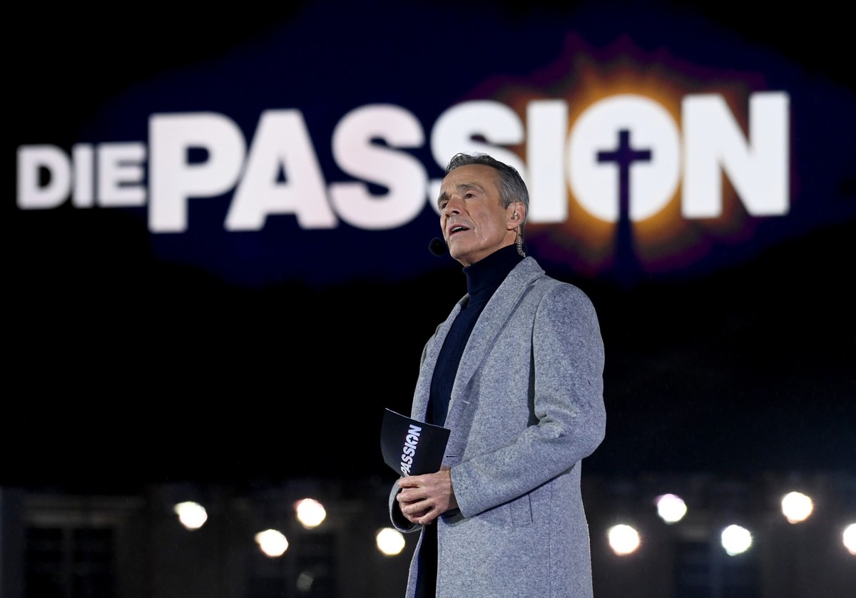27.03.2024, Hessen, Kassel: Schauspieler Hannes Jaenicke steht als Erzähler bei der RTL-Oster-Produktion "Die Passion" auf dem Friedrichsplatz auf der Bühne. RTL inszeniert zum zweiten Mal l ...