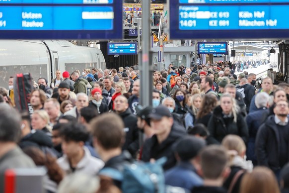 Volle Bahnsteige am Hauptbahnhof in Hamburg DEU, Deutschland, Hamburg: Zahlreiche Reisende warten an einem vollen Bahnsteig am Hamburger Hauptbahnhof auf ihren Zug. Das 49-Euro-Ticket soll kommen. Auf ...