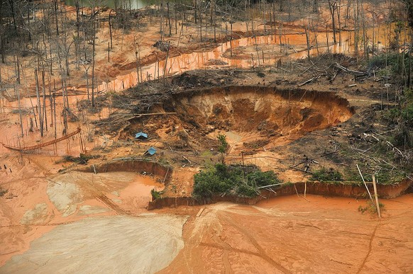 HANDOUT - Illegaler Bergbau in Madre de Dios, Peru, am 19.02.2011. Illegaler Bergbau verseucht Böden und Gewässer in Peru mit Quecksilber. Tausende Hektar Wald werden zerstört. Die Regierung versucht, ...