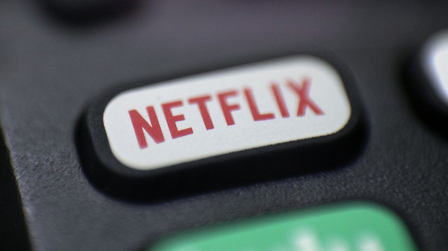 ARCHIV - 13.08.2020, USA, Portland: Ein Logo von Netflix ist auf einer Fernbedienung zu sehen. Netflix gibt am 18. Oktober die Zahlen f