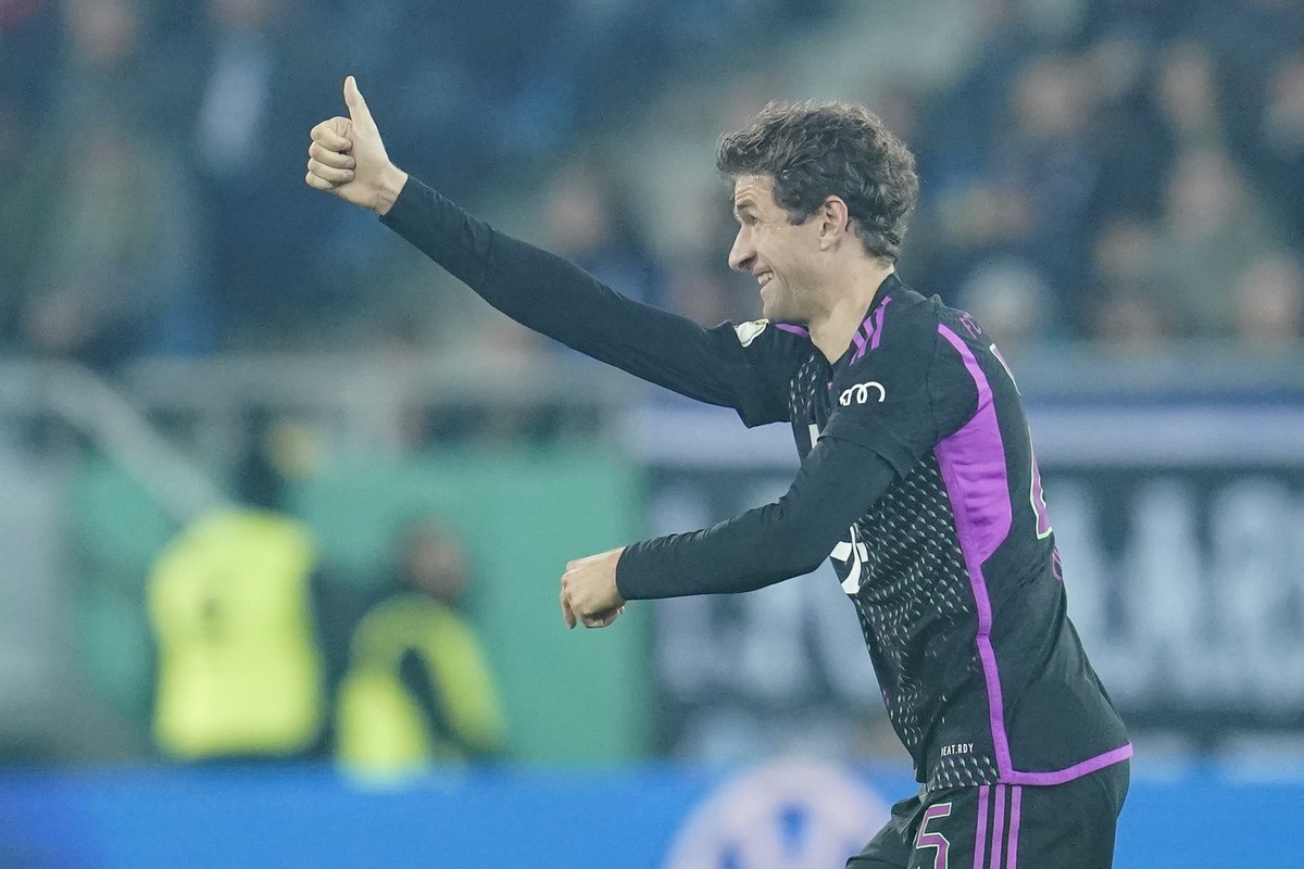 01.11.2023, Saarland, Saarbrücken: Fußball: DFB-Pokal, 1. FC Saarbrücken - Bayern München, 2. Runde, Ludwigspark-Stadion. Münchens Torschütze Thomas Müller jubelt über das Tor zum 0:1. Foto: Uwe Anspa ...