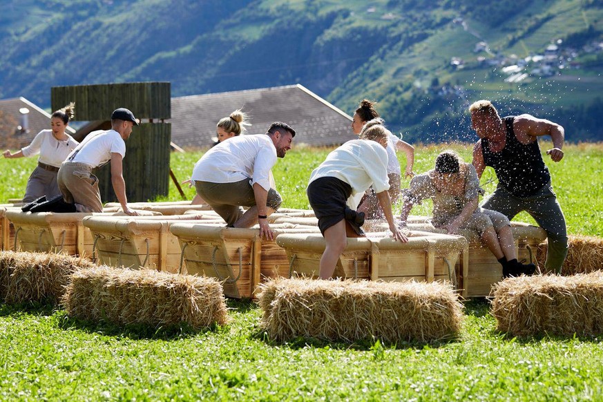 Güllebad? Der Humor einiger &quot;Die Alm&quot;-Kandidaten war auch ziemlich schweinisch.