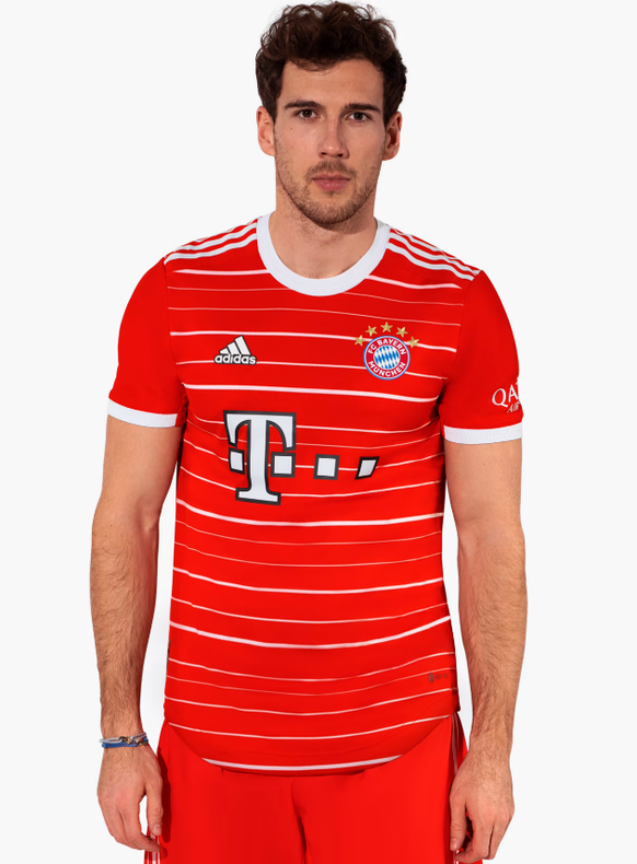 Leon Goretzka presents the new Bayern jersey.