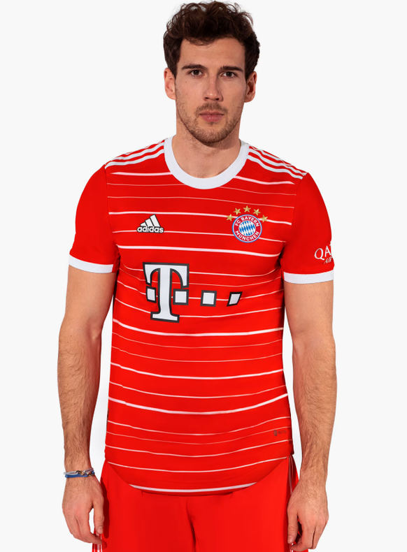 Leon Goretzka präsentiert das neue Bayern-Trikot.