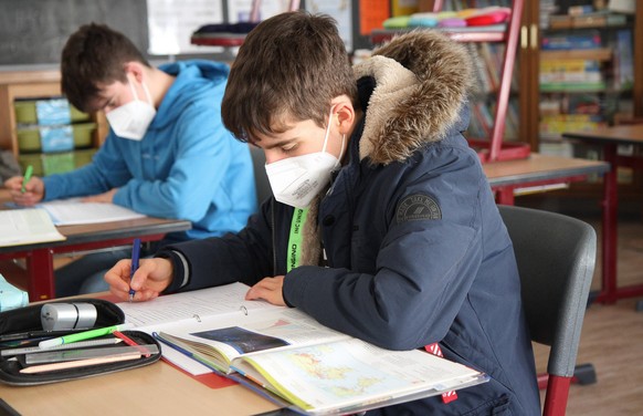 In den Beschlüssen der Bund-Länder-Runde vom 7. Januar wird das Tragen von Masken in der Schule dringend empfohlen. Doch reicht das, um die fünfte Welle durch die Omikron-Variante unter Schülern auszubremsen?