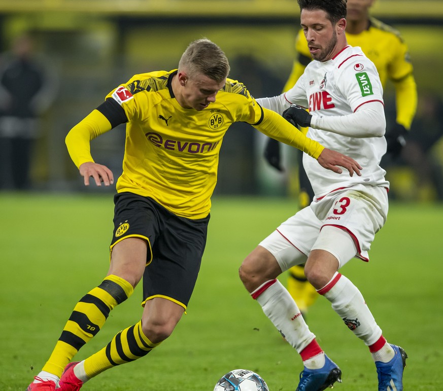 Dortmunds Erling Haaland (l) und Kölns Mark Uth kämpfen um den Ball.