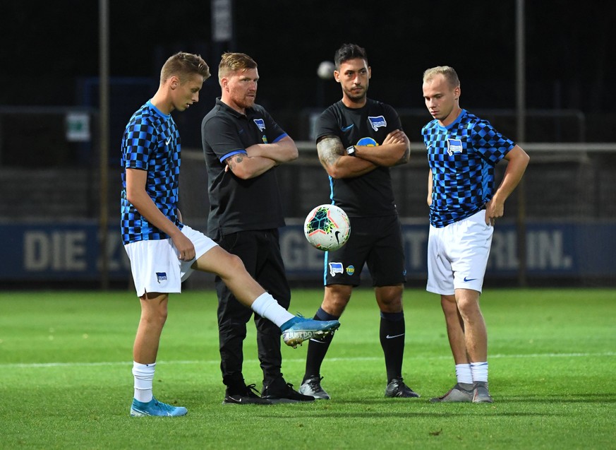 Früher Hertha-Stars, heute Trainergespann der Berliner U23 in der Regionalliga: Coach Andreas "Zecke" Neuendorf (2.v.l.) und Co-Trainer Malik Fathi (2.v.r.).