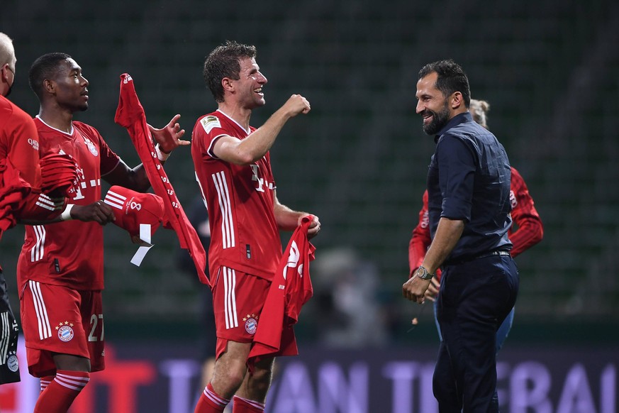 Puffer zwischen den Streithähnen? Thomas Müller (M.) sprach nach dem CL-Spiel gegen Salzburg vom "FC Hollywood". Vielleicht konnte er damit den Vertragsstreit zwischen Alaba (l.) und Salihamidzic etwa ...