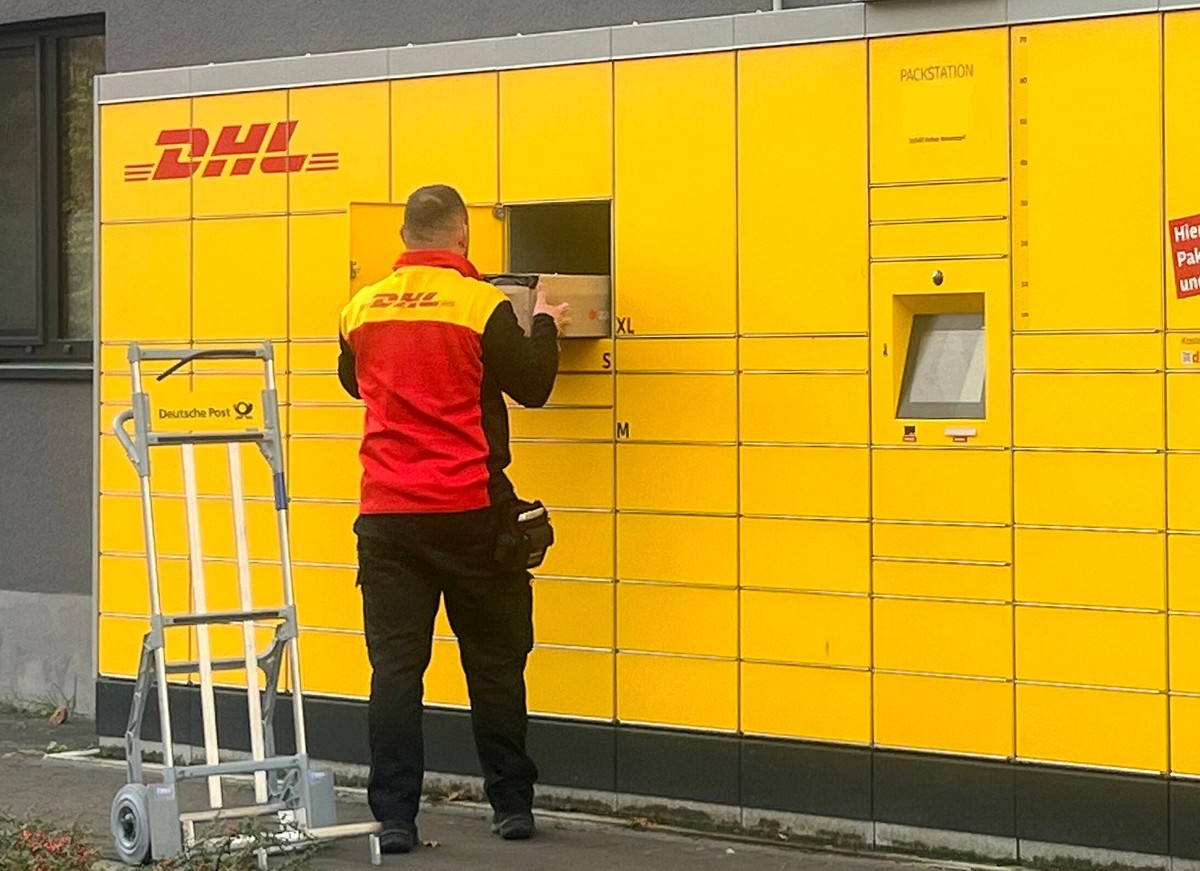 Mitarbeiter der DHL bef�llt eine Packstation *** DHL employee fills a packing station Copyright: xmix1pressx