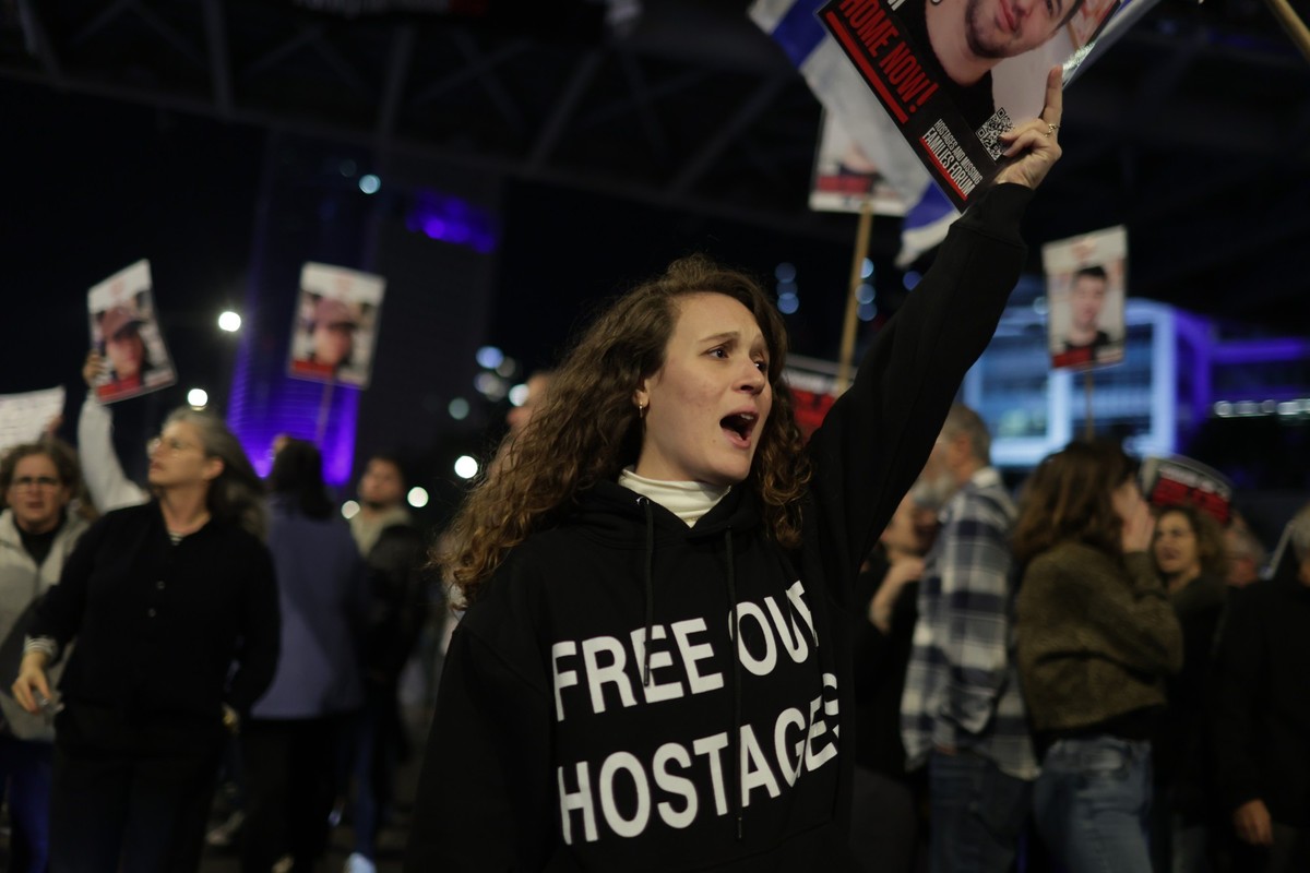 15.12.2023, Israel, Tel Aviv: Israelis nehmen an einem Protest teil, nachdem das israelische Milit