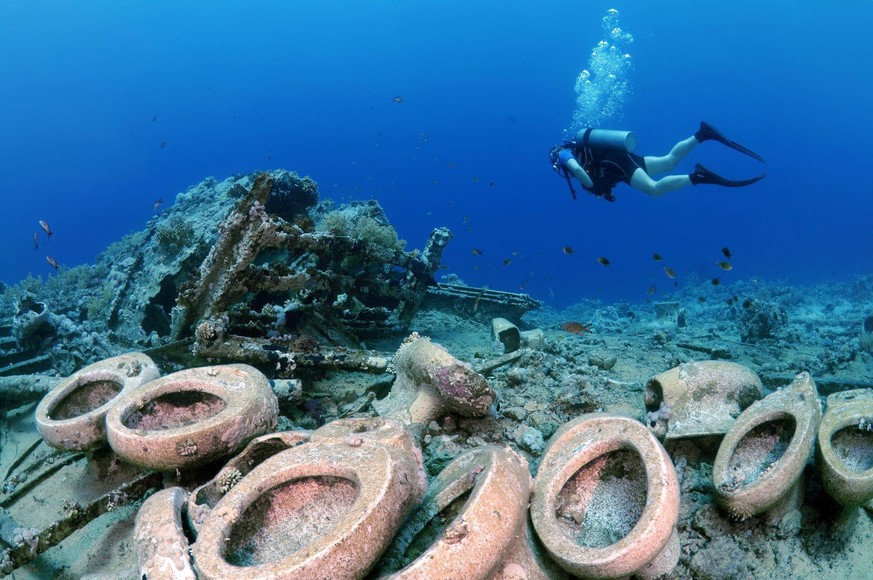 Taucher an Toilettenarmaturen am Wrack der Yolanda, Shark Reef, Yolanda Reef, Nationalpark Ras Mohammed, Scharm El-Scheich, Rotes Meer, Ägypten, Afrika