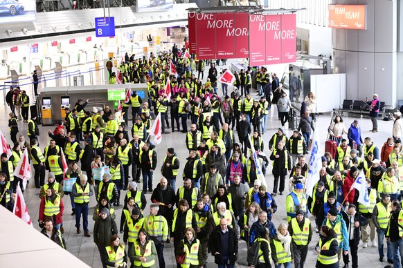 17.2.2023 Flughafen Frankfurt Main Streik Vereinte Dienstleistungsgewerkschaft VERDI Kundgebung in der Abflughalle B Frankfurt / Main Hessen Deutschland *** 17 2 2023 Frankfurt Main Airport strike Uni ...