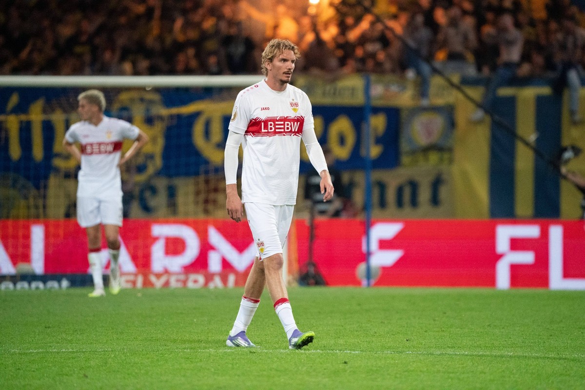 Nick Woltemade Nr. 11 VfB Stuttgart enttaeuscht nach dem 3:2 GER, Eintracht Braunschweig gegen VfB Stuttgart, Fussball, DFB Pokal, 1. Runde, Spielzeit 2025/26, 26.08.2025 DFL REGULATIONS PROHIBIT ANY  ...
