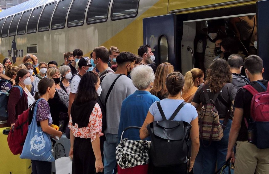 Unterwegs mit der Bahn mittels 9 Euro Ticket. Foto: Ein Metronom Zug am Hauptbahnhof Hamburg - komplett ueberfuellt *** On the road by train using 9 Euro ticket photo A Metronom train at Hamburg centr ...