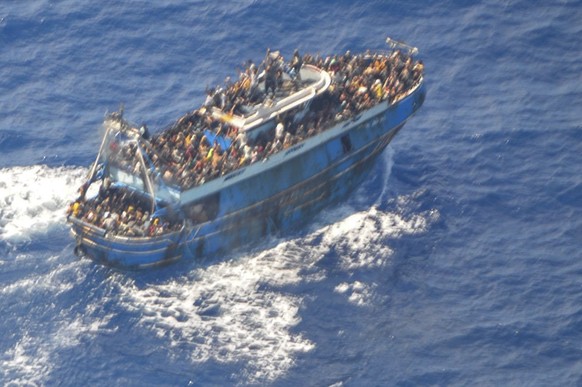 Bollettino - 14 giugno 2023, Grecia, Mar Egeo: questa foto non datata fornita dalla guardia costiera greca il 14 giugno 2023 mostra diverse persone a bordo della nave di un pescatore...