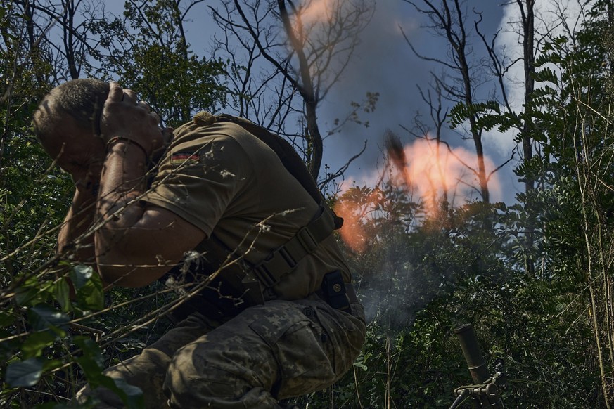02.09.2023, Ukraine, Bachmut: Ein ukrainischer Soldat feuert einen Mörser. Die ukrainische Armee hat nach eigenen Angaben beim Vorgehen gegen russische Verteidigungslinien im südlichen Gebiet Saporisc ...