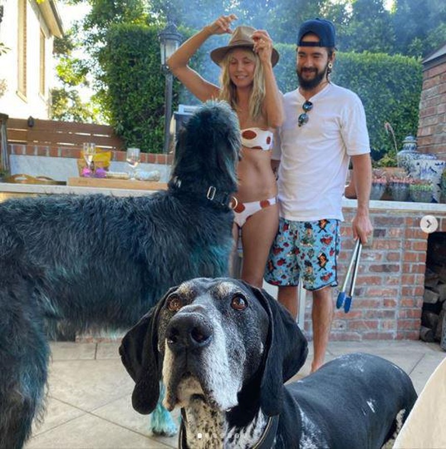 Heidi Klum und Tom Kaulitz sind mit ihren beiden Hunden nach Berlin gereist.