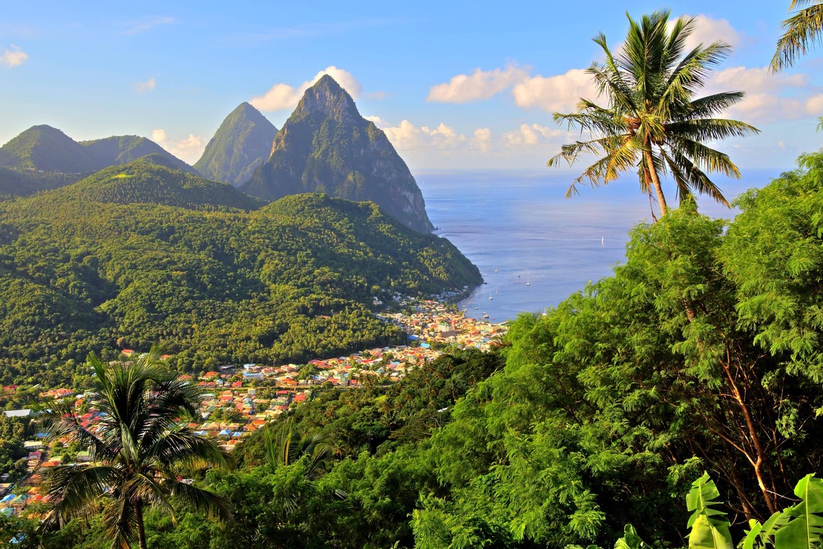 Tropen-Landschaft mit Ausblick auf den Ort und die beiden Pitons, Gros Piton 770m und Petit Piton 743m, Soufriere, St. Lucia, Kleine Antillen, Westindische Inseln, Karibik, Mittelamerika *** Tropical  ...