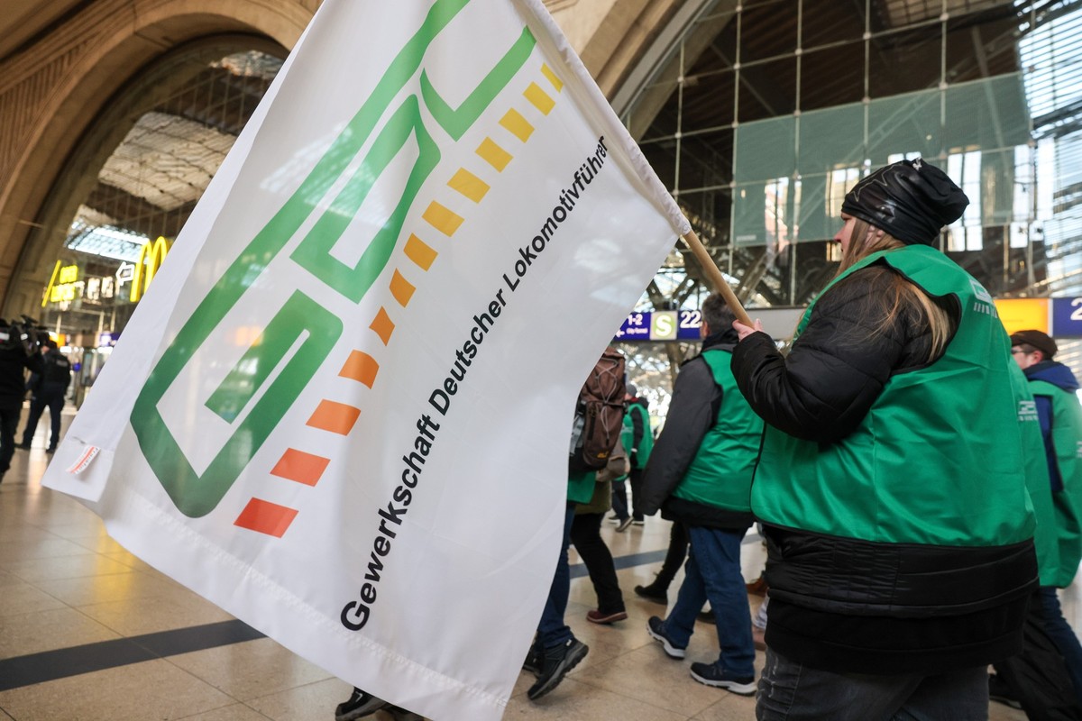 10.01.2024, Sachsen, Leipzig: Streikende Lokführer gehen durch den Leipziger Hauptbahnhof vor einem ICE entlang. Die Gewerkschaft Deutscher Lokomotivführer (GDL) hat ab Mitte der Woche zum ersten mehr ...