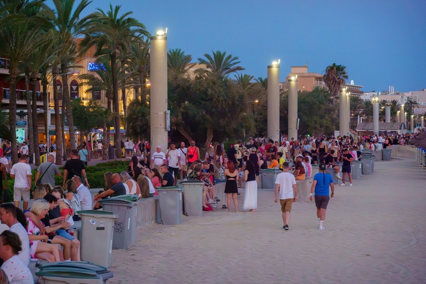 Touristen an das Playa de Palma auf MallorcaTouristen an das Playa de Palma auf Mallorca, Palma Mallorca Spanien Playa de Palma *** Tourists to the Playa de Palma in Mallorca Tourists to the Playa de  ...