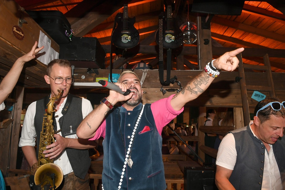 16.09.2023, Bayern, München: Marc Terenzi (l) singt im Käfer Zelt mit der Band Hansi und der Käfergang. Die 188. Wiesn findet dieses Jahr vom 16.09.- 03.10.2023 statt. Foto: Felix Hörhager/dpa +++ dpa ...