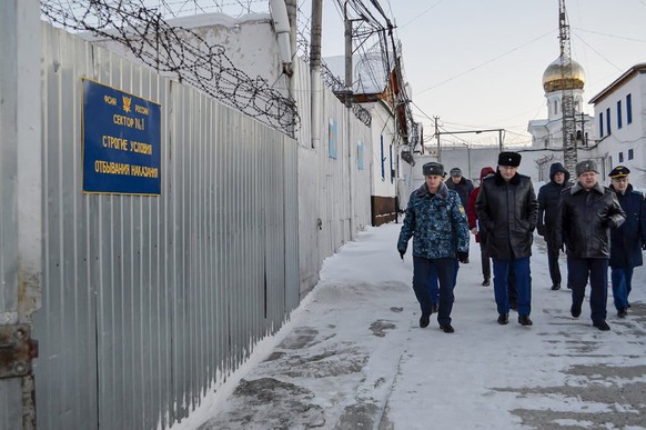 HANDOUT - 15.12.2023, Russland, Charp: Auf diesem vom Ombudsmann für Menschenrechte des Autonomen Kreises der Jamal-Nenzen zur Verfügung gestellten Foto geht eine Gruppe von Beamten durch eine Gefängn ...