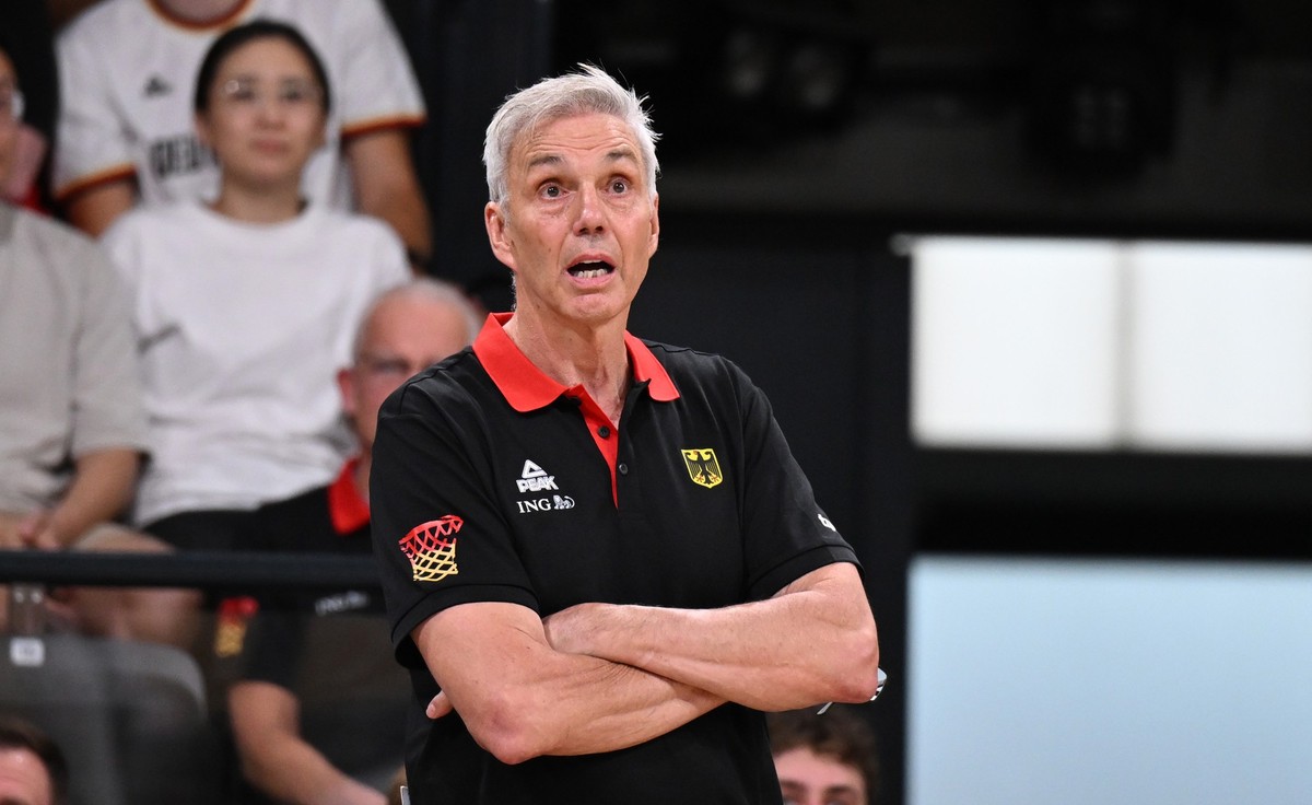 ARCHIV - 13.08.2023, Hamburg: Basketball: Supercup, Kanada - Deutschland, Finale, edel-optics.de Arena. Deutschlands Bundestrainer Gordon Herbert steht am Spielfeldrand. (zu dpa: �Bericht: Weltmeister ...