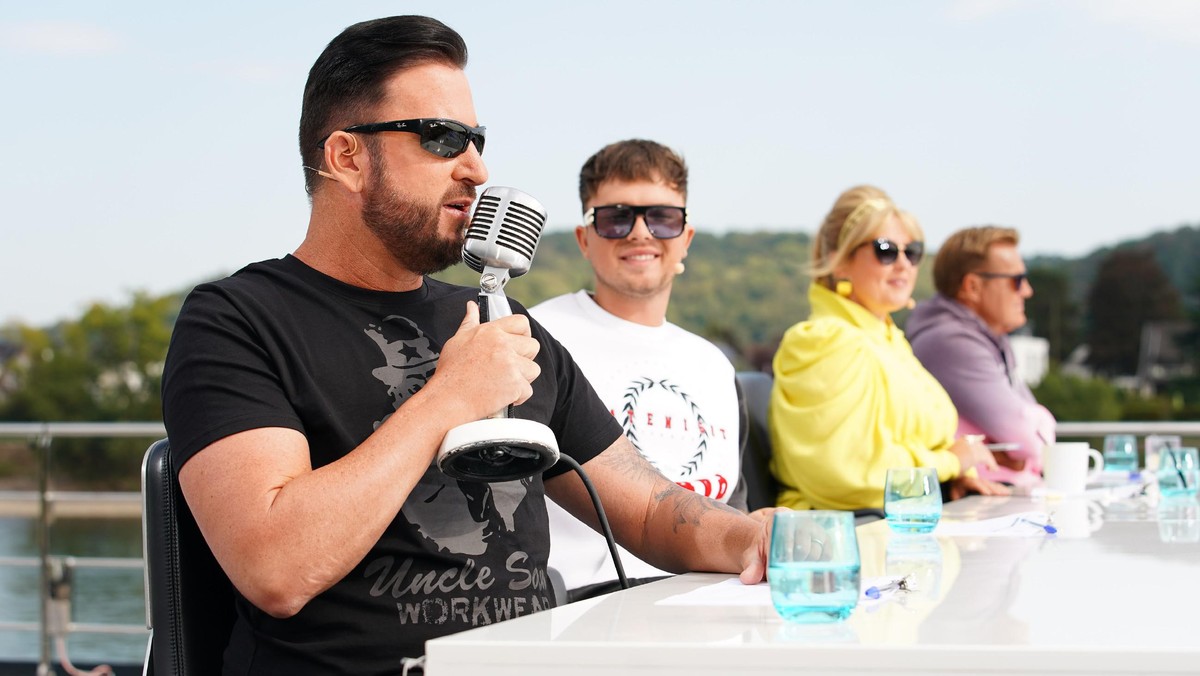 Veronika Ilieva aus Heimerdingen versucht die Jury (v.l.) Michael Wendler, Mike Singer, Maite Kelly und Dieter Bohlen von sich zu überzeugen.
Die Verwendung des sendungsbezogenen Materials ist nur mi ...