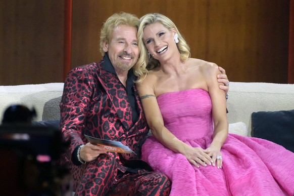 Thomas Gottschalk und Michelle Hunziker in der ZDF-Unterhaltungsshow Wetten, dass.. live aus der Messe Friedrichshafen. Friedrichshafen, 19.11.2022 *** Thomas Gottschalk and Michelle Hunziker on the Z ...