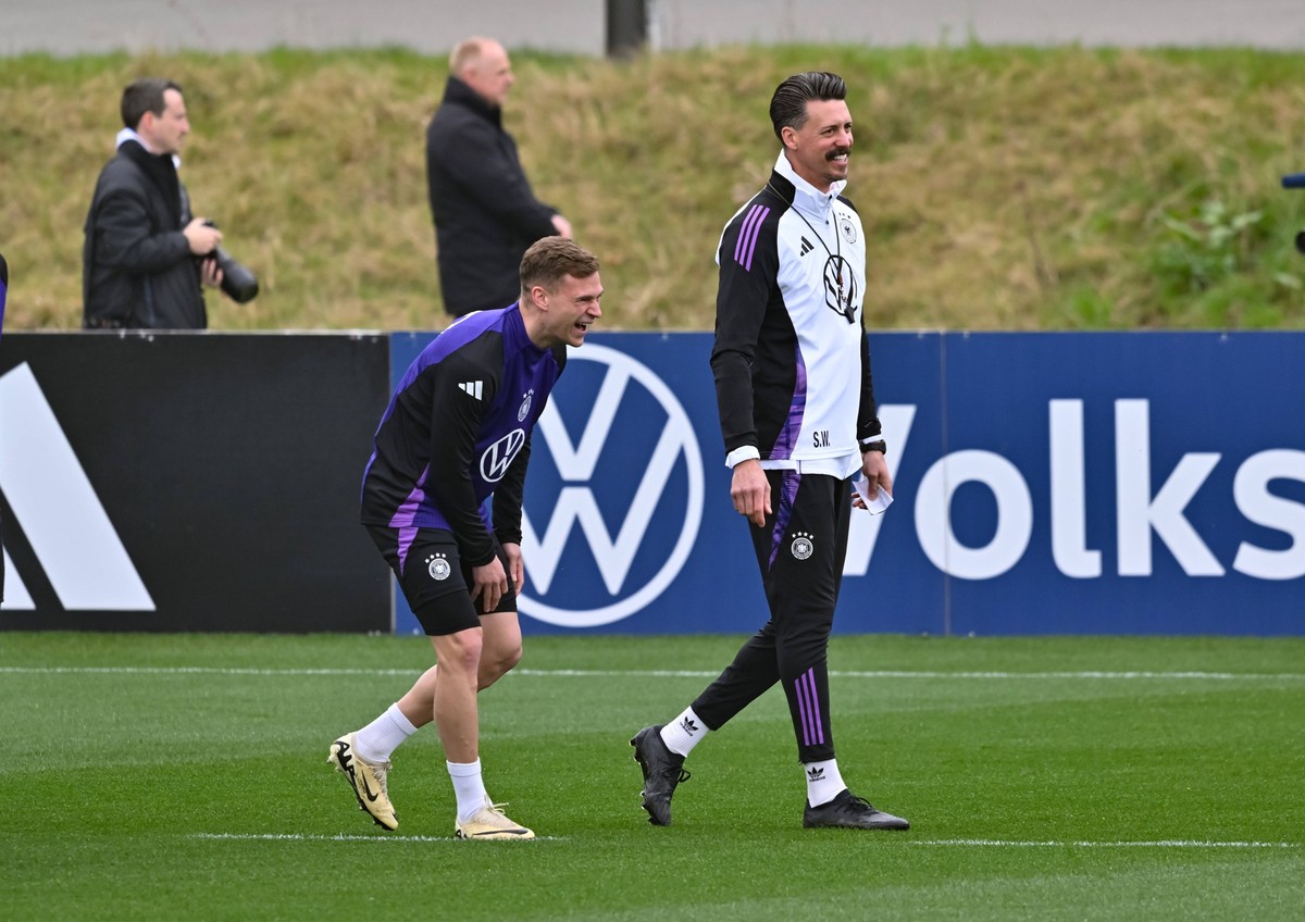 19.03.2024, xsltx, Fussball DFB Medientermine, DFB Nationalelf - Typisch Deutsch emspor, v.l. Joshua Kimmich Deutsche Nationalmannschaft, Sandro Wagner Assistenztrainer DFL/DFB REGULATIONS PROHIBIT AN ...