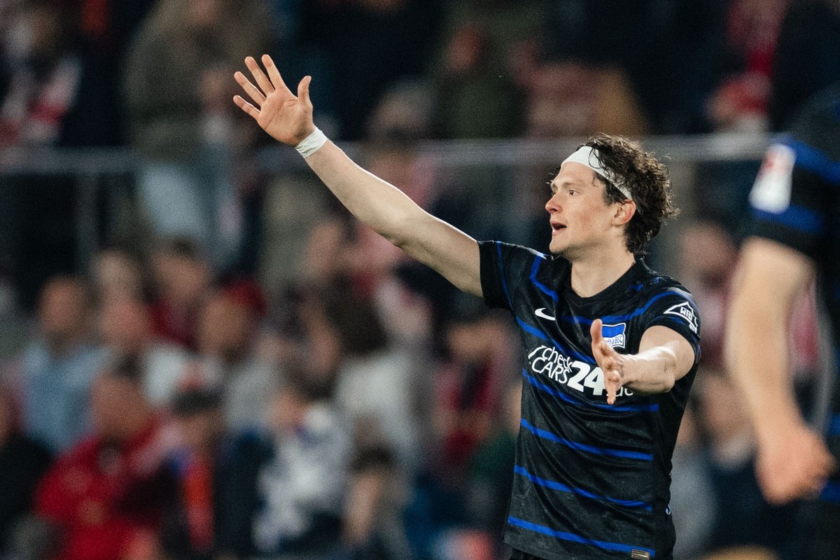 05.04.2025, Nordrhein-Westfalen, Köln: Fußball: 2. Bundesliga, 1. FC Köln - Hertha BSC, 28. Spieltag, RheinEnergieStadion. Herthas Torschütze Fabian Reese jubelt nah seinem Treffer zur 1:0 Führung. Fo ...