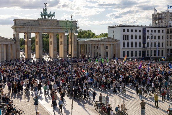 Kundgebung f�r die Demokratie vor Brandenburger Tor. Deutschland, Berlin, Pariser Platz am 05.05.2024: Viele Menschen haben siech vorm Brandenburger Tor versammelt. Nach dem Motto Haltung zeigen gegen ...
